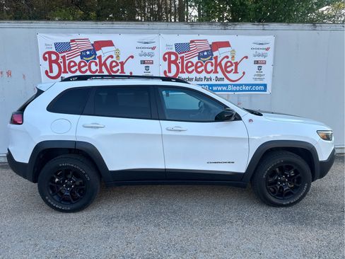 Used 2022 Jeep Cherokee Trailhawk w/ Technology Group B AWD/4WD image 2