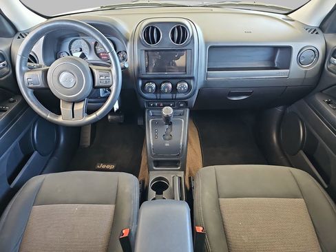 Used 2014 Jeep Patriot Latitude FWD image 9