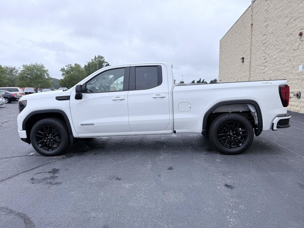 Used 2023 GMC Sierra 1500 Elevation AWD/4WD image 2