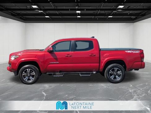 Used 2017 Toyota Tacoma TRD Sport AWD/4WD image 2