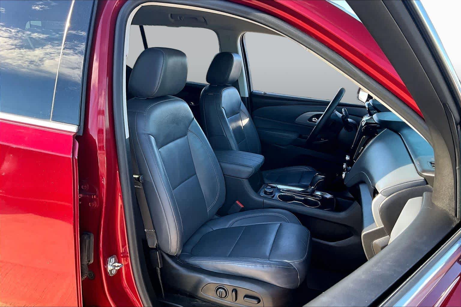 Used 2020 Chevrolet Traverse LT w/ LT Premium Package FWD image 8