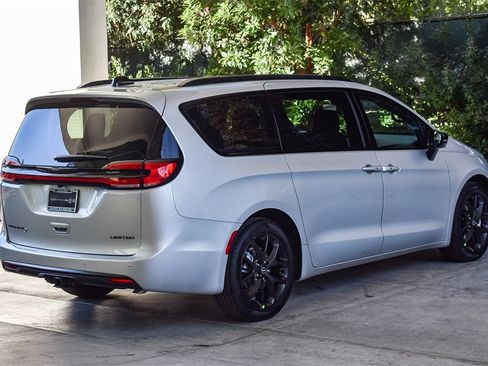 New 2026 Chrysler Pacifica Limited w/ S Appearance Package image 6