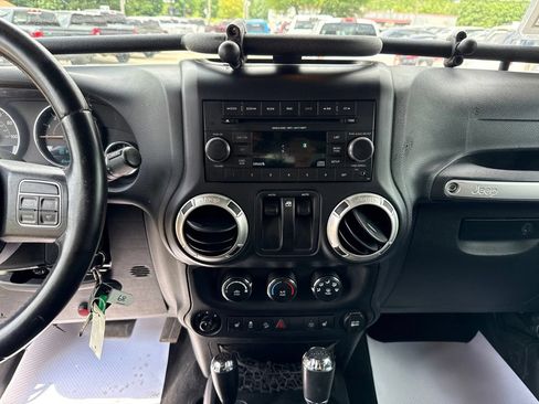 Used 2016 Jeep Wrangler Rubicon w/ Power Convenience Group AWD/4WD image 7