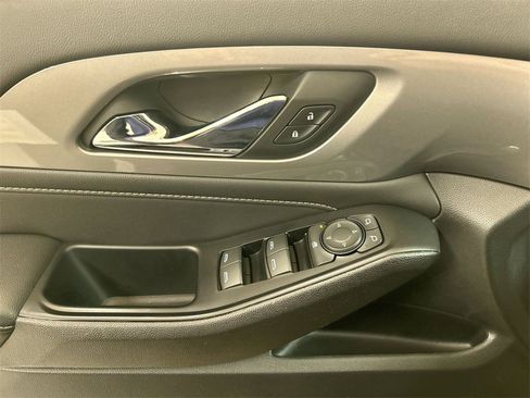 Used 2023 Chevrolet Traverse LT image 11