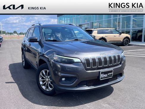 Used 2019 Jeep Cherokee Latitude Plus w/ Cold Weather Group AWD/4WD image 1