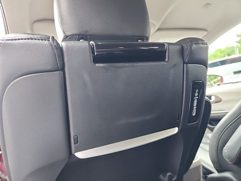 Used 2017 Chrysler Pacifica Touring-L Plus w/ Advanced Safetytec Group FWD image 39