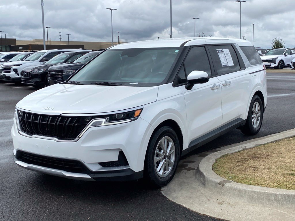 Certified 2024 Kia Carnival LX FWD image 3