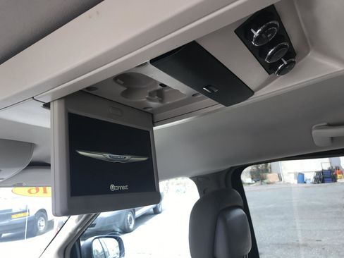 Used 2016 Chrysler Town & Country Touring image 19