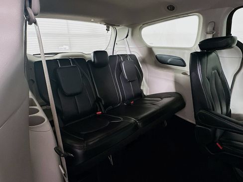 Used 2023 Chrysler Pacifica Touring-L FWD image 30