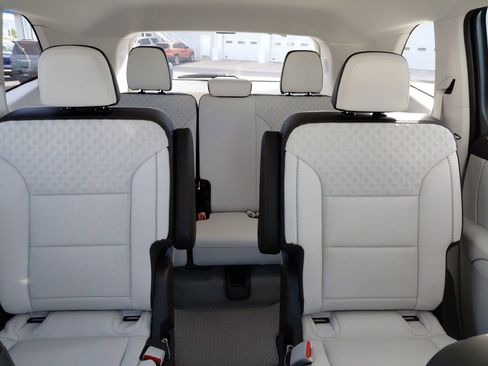 New 2026 GMC Acadia Denali w/ Super Cruise Package image 40