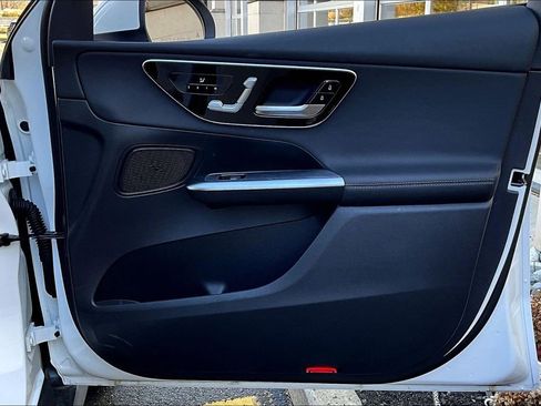 Used 2025 Mercedes-Benz GLC 300 4MATIC image 19