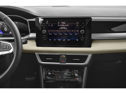 Used 2025 Volkswagen Taos SE w/ Panoramic Sunroof Package image 9