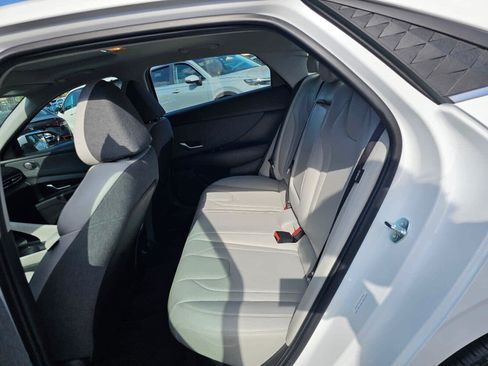 Used 2025 Hyundai Elantra Limited FWD image 16