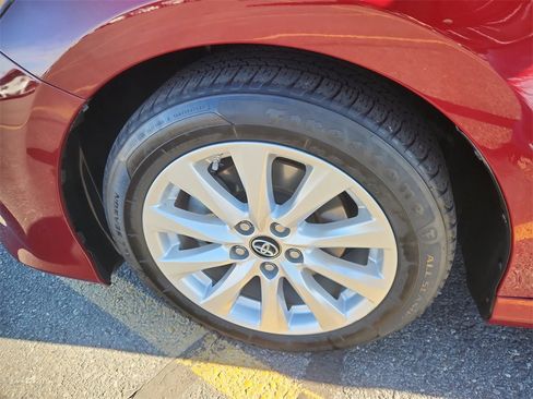 Used 2018 Toyota Camry LE image 18