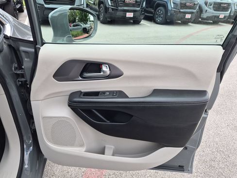 Used 2022 Chrysler Pacifica Touring-L FWD image 35