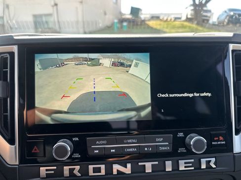 Used 2025 Nissan Frontier SV image 18