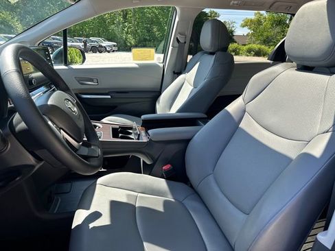 Used 2023 Toyota Sienna XLE w/ XLE Plus Package AWD/4WD image 41