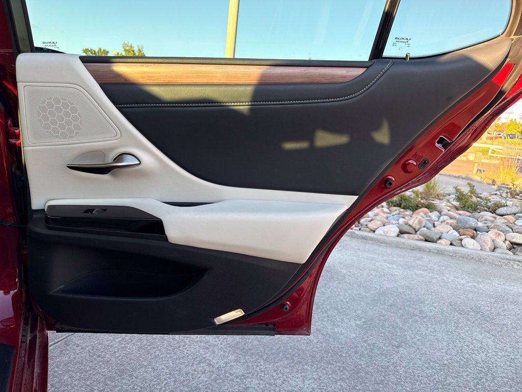 Used 2025 Lexus ES 300h w/ Premium Package FWD image 29