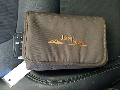 Used 2018 Jeep Cherokee Latitude Plus w/ Comfort/Convenience Group AWD/4WD image 32