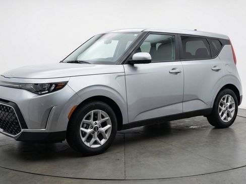 Used 2025 Kia Soul LX w/ LX Technology Package image 3