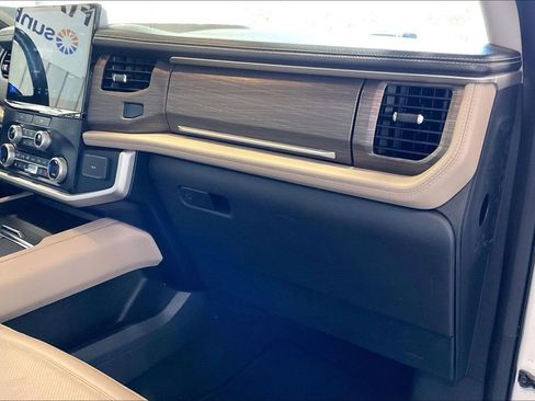 Used 2024 Ford Expedition Limited image 25