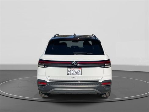 Used 2025 Volkswagen Taos SE image 5