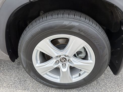 Certified 2025 Toyota Highlander LE FWD image 29