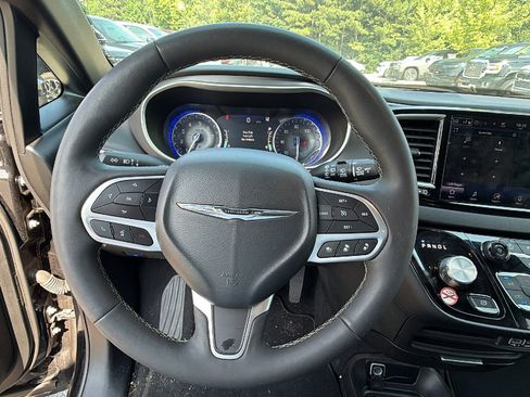 Used 2025 Chrysler Pacifica Select FWD image 26