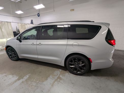 Used 2023 Chrysler Pacifica Touring-L w/ S Appearance Package FWD image 10