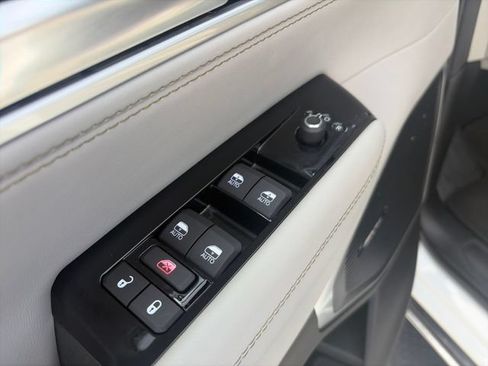 Used 2025 Jeep Wagoneer 4WD image 11