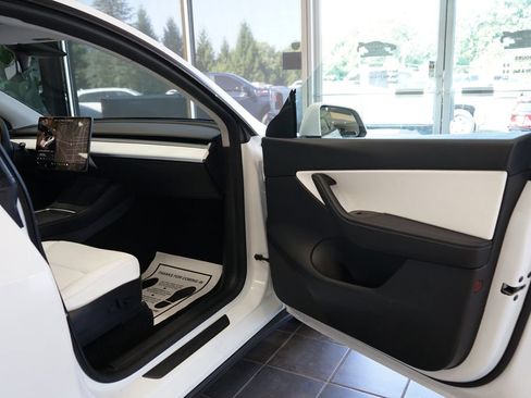 Used 2021 Tesla Model Y Long Range AWD/4WD image 39