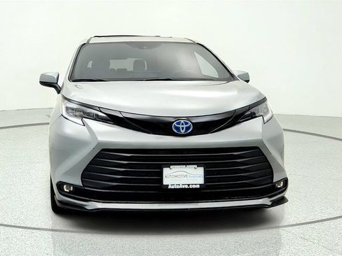 Used 2025 Toyota Sienna XLE Woodland Edition AWD/4WD image 2