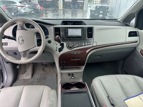 Used 2013 Toyota Sienna XLE image 12