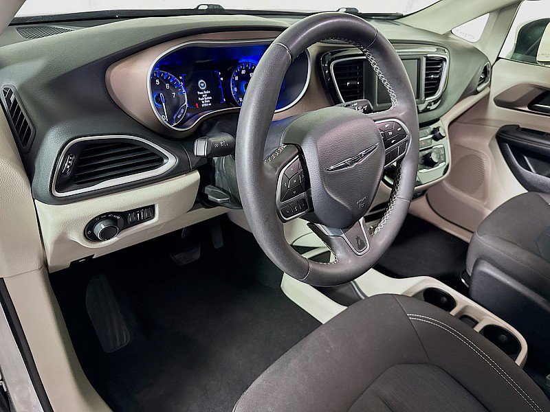 Used 2023 Chrysler Voyager LX FWD image 9