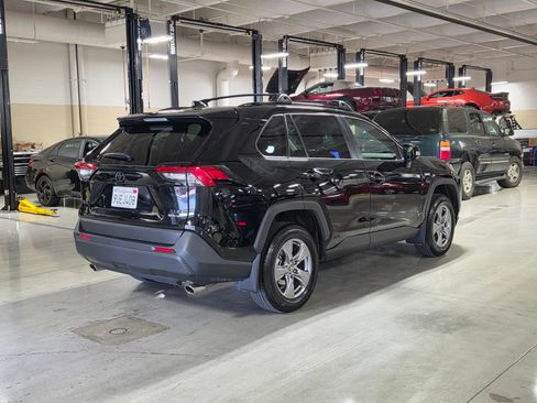 Used 2025 Toyota RAV4 XLE AWD/4WD image 7