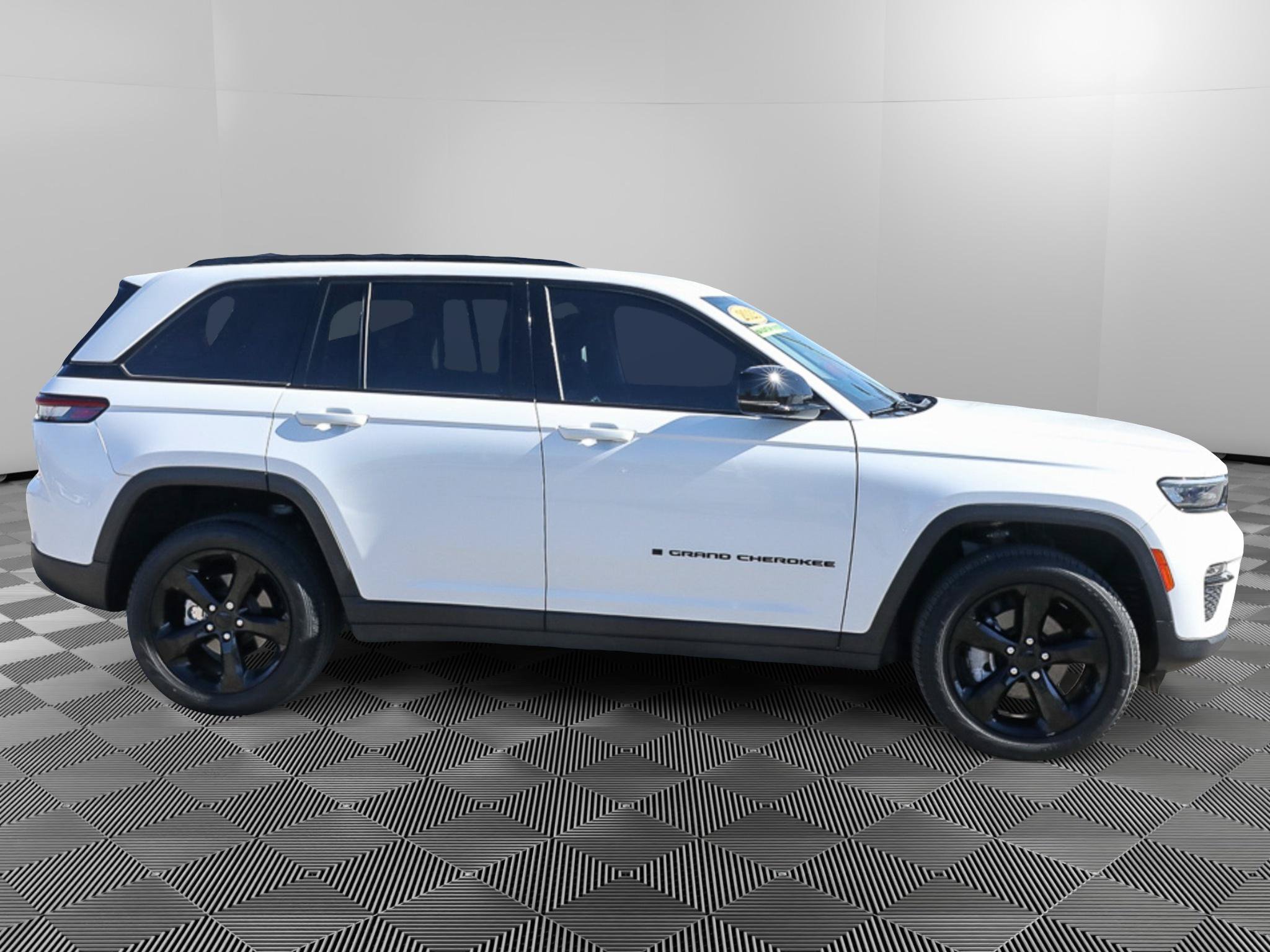 Used 2023 Jeep Grand Cherokee Limited w/ Black Appearance Package AWD/4WD image 9
