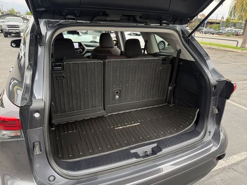 Used 2020 Toyota Highlander L image 23