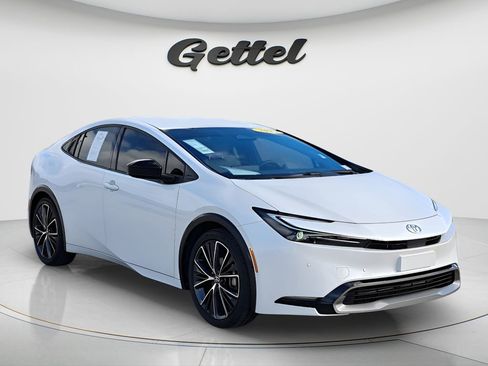 Used 2023 Toyota Prius XLE image 2