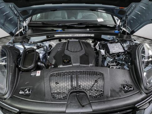 Certified 2026 Porsche Macan AWD/4WD image 36