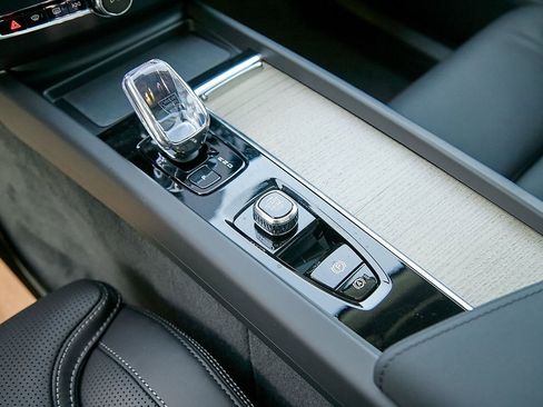 New 2026 Volvo XC60 B5 Ultra w/ Climate Package image 19