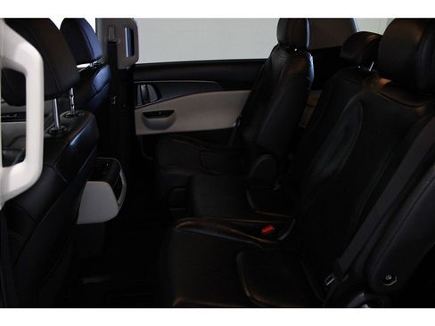 Used 2024 Kia Carnival LX image 24