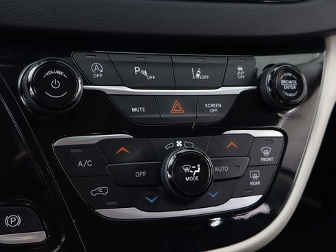 Used 2024 Chrysler Pacifica Touring-L FWD image 53
