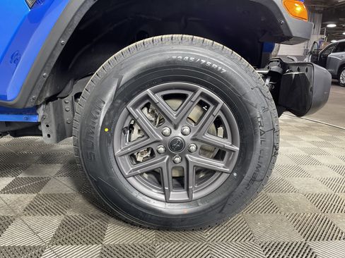 Used 2024 Jeep Gladiator Sport image 8