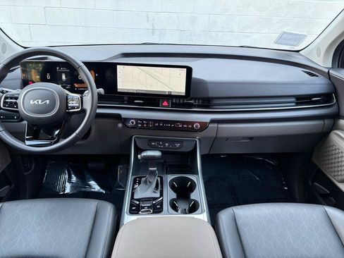 Used 2025 Kia Carnival EX FWD image 19