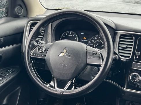 Used 2019 Mitsubishi Outlander AWD image 12
