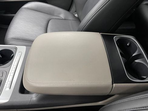 Used 2025 Kia Carnival FWD image 28