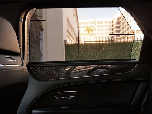 Used 2025 Bentley Bentayga image 21