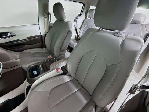 Used 2018 Chrysler Pacifica Touring Plus FWD image 25