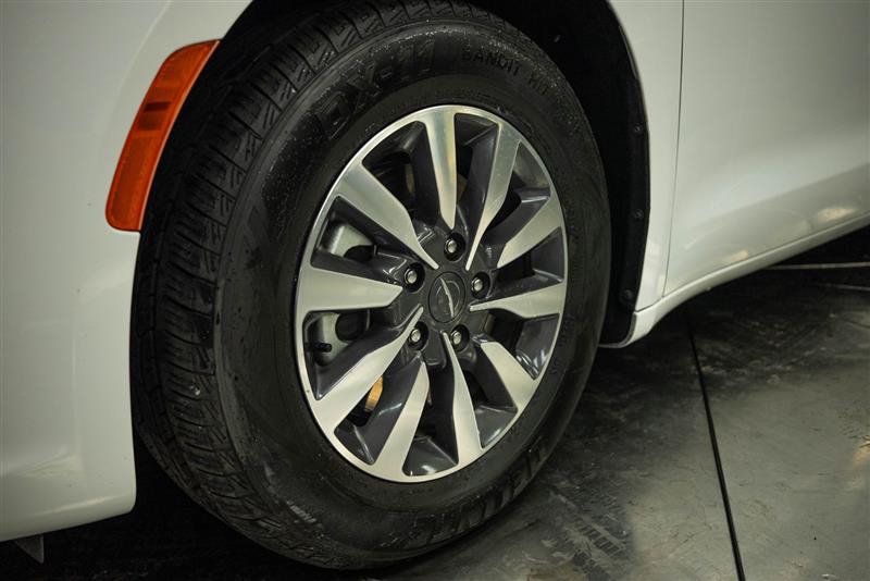 Used 2024 Chrysler Pacifica Limited FWD image 3