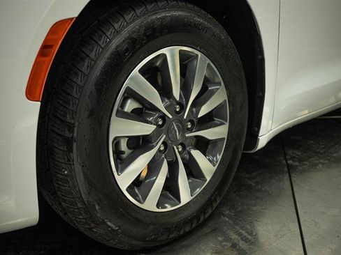Used 2024 Chrysler Pacifica Limited FWD image 3